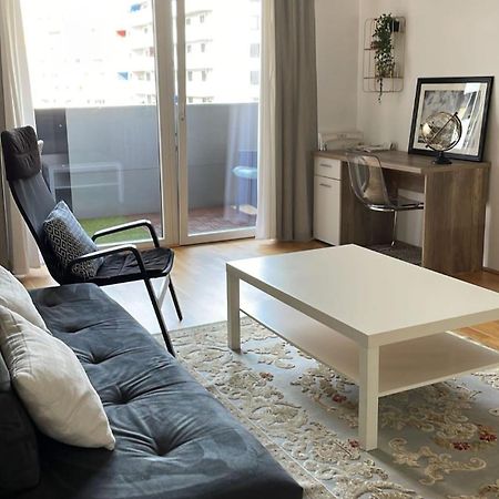 2 Bedroom Apartment Next To Metro U1 And Garage Parking Виена Екстериор снимка