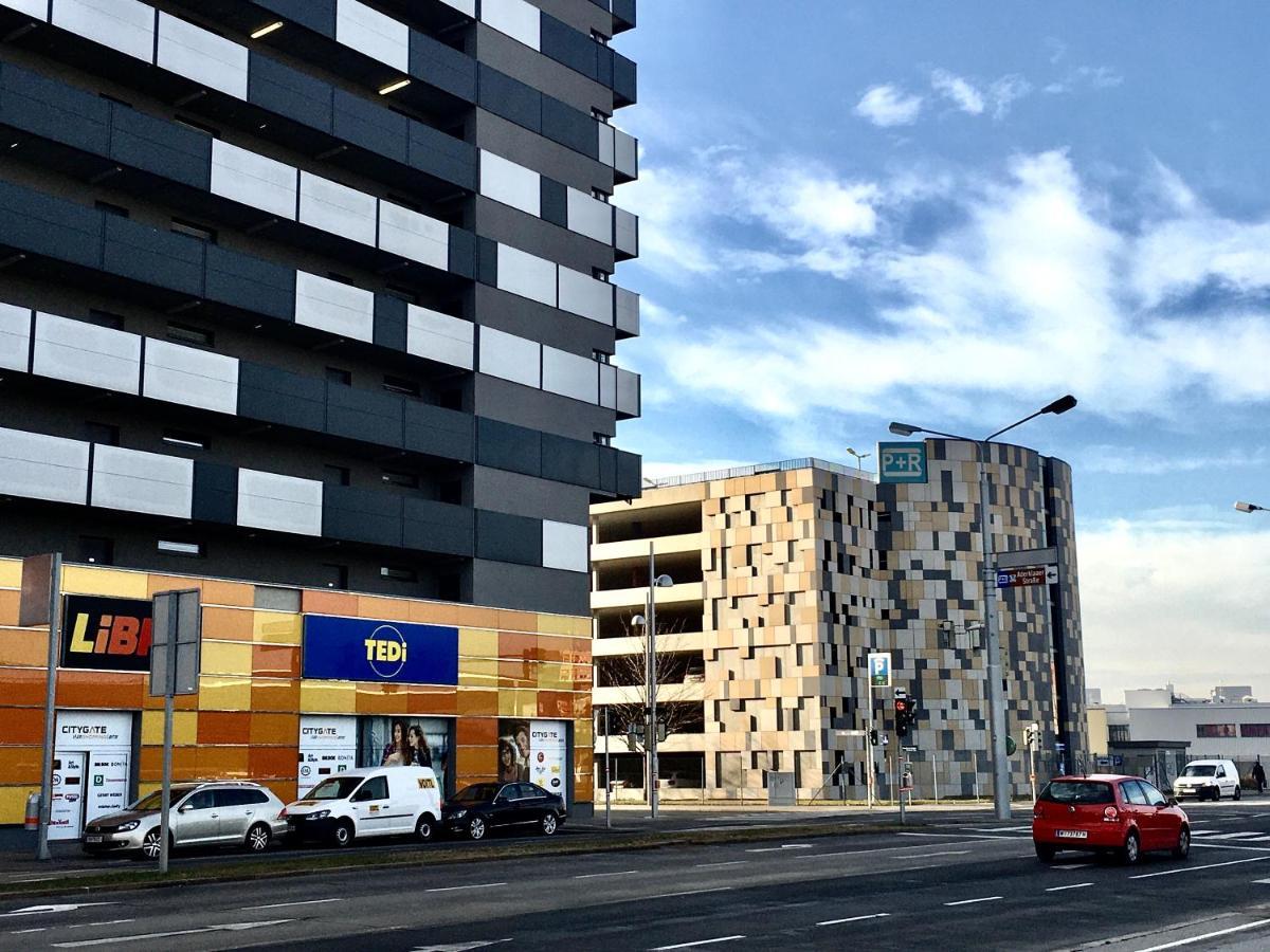 2 Bedroom Apartment Next To Metro U1 And Garage Parking Виена Екстериор снимка